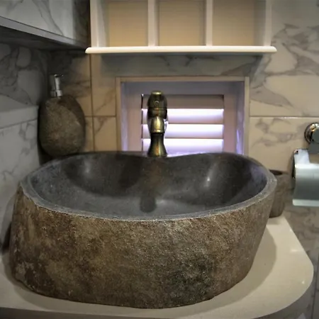 Апартаменты Malta's Naughtiest Cabaret Флориана