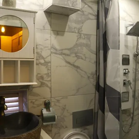 Malta's Naughtiest Cabaret Флориана