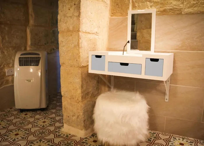 Malta's Naughtiest Cabaret フロリアーナ