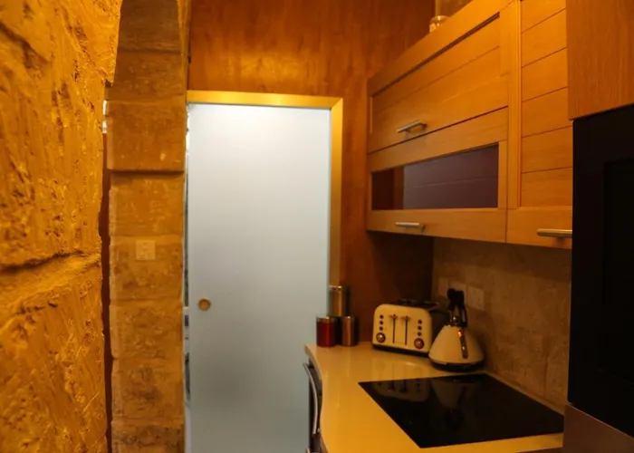 Malta's Naughtiest Cabaret * フロリアーナ