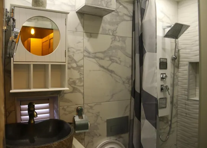 Malta's Naughtiest Cabaret フロリアーナ