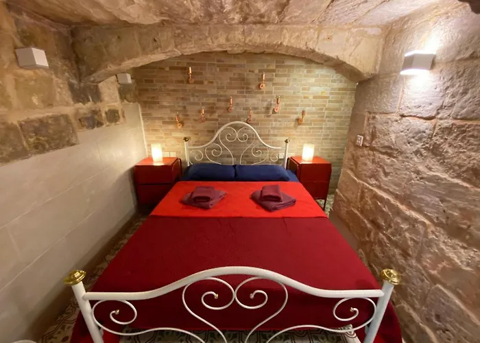 Апартаменты Malta's Naughtiest Cabaret Флориана